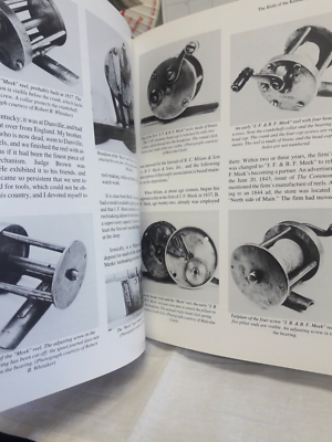 Livre Collector 'Fishing Reel Makers Of Kentucky' - Édition Limitée 266/975, En Anglais, Très Bon état