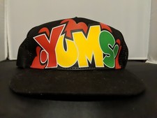 Gorra de béisbol YUMS deletreada Snapback negra estilo graffiti letras coloridas