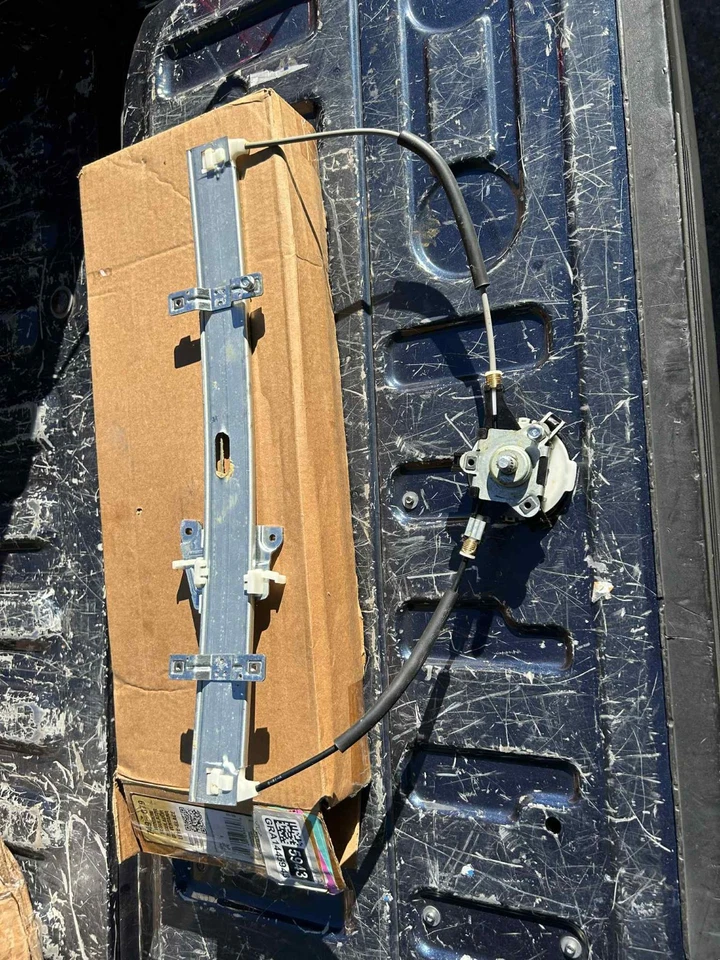 Dorman 749-079 Front Left Manual Window Regulator for 99-04 Chevrolet Tracker Foto 2 de 2