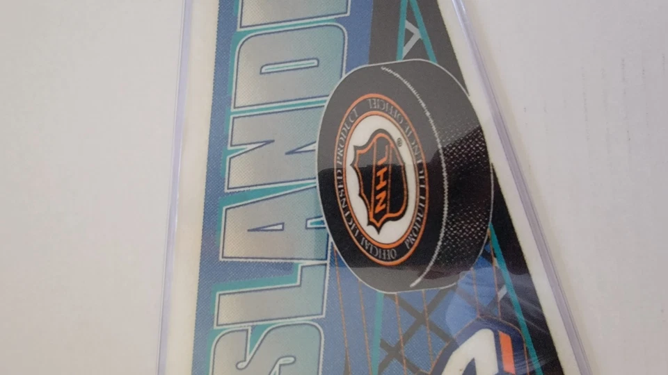 VINTAGE NEW YORK ISLANDERS NHL HOCKEY TEAM PENNANT- 11.75 in X 30.5 in - Image 4 of 4