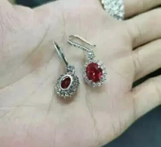 Pendientes colgantes colgantes de rubí rosa creados en laboratorio de corte ovalado de 3 quilates enchapados en oro blanco de 14 quilates Foto 4 de 4