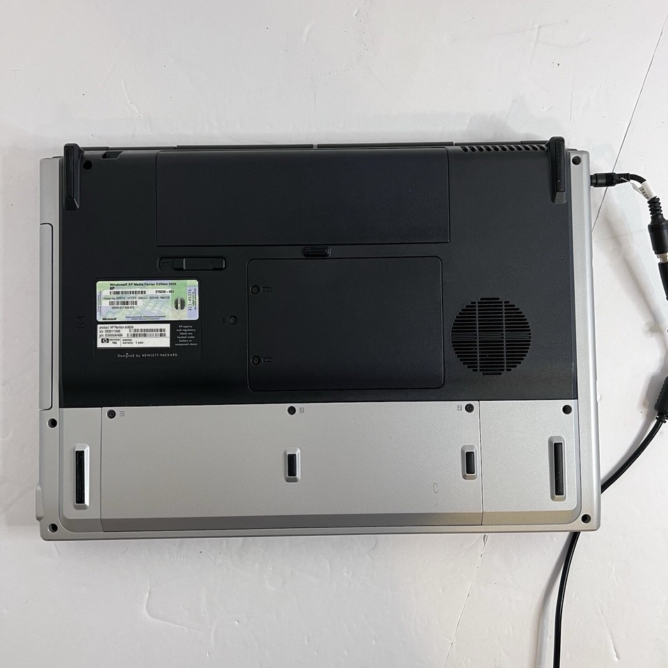 HP Pavilion DV8000 17" Laptop Computer DVD WinXP OS AMD For Parts TURNS