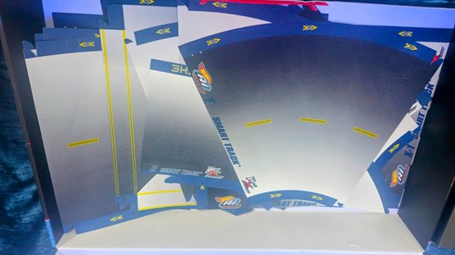 Hot Wheels AI Intelligent Street Race System 2 Smart Cars & Talking Controllers - Picture 8 of 10