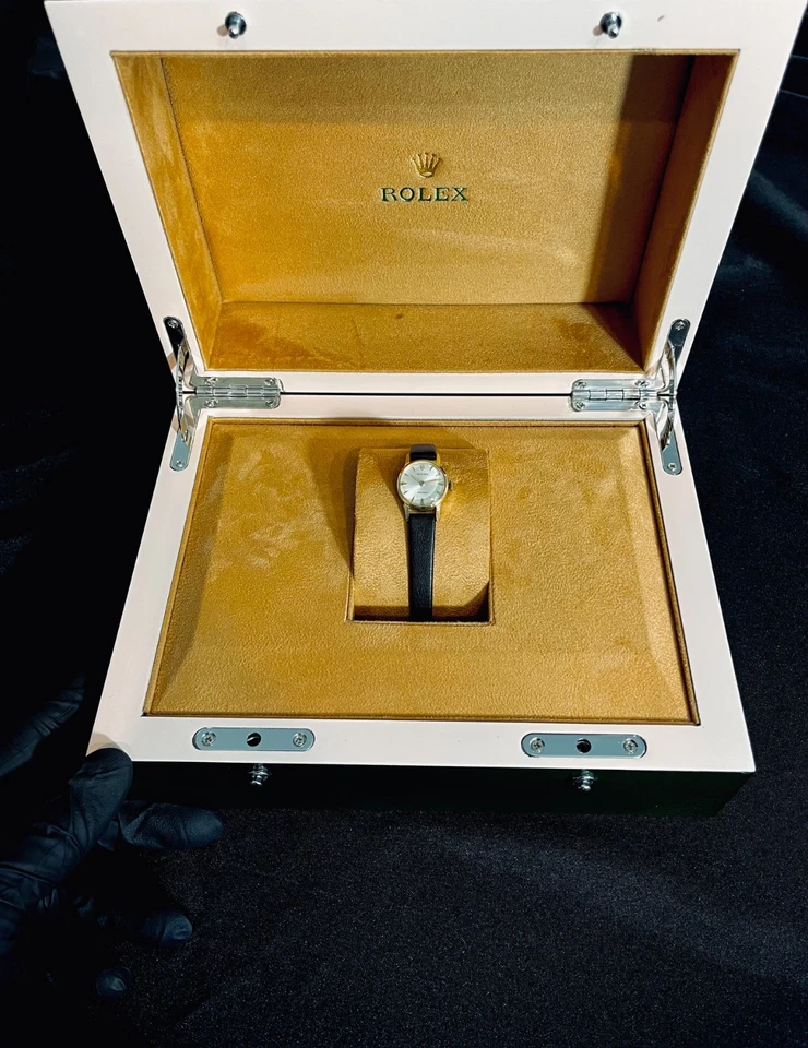 Reloj Rolex de oro amarillo de 18 quilates con esfera plateada de precisión 17J para dama, sin precio base Foto 4 de 4