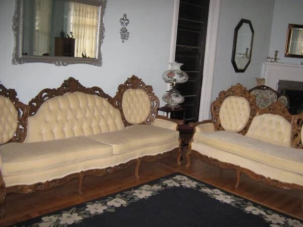 Sofá rococó victoriano antiguo de principios de 1900 sofá y asiento de amor color crema claro Foto 3 de 4