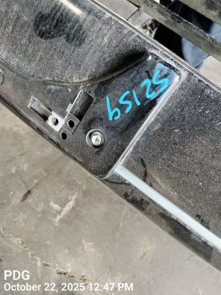 BLK FRONT BUMPER ASSEMBLY 2004-2006 LEXUS LS430 - Image 3 of 4