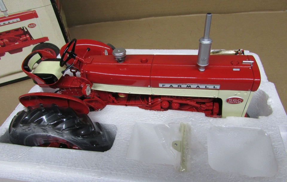 Ertl Precision 19 Farmall 560 Diesel Tractor NIB #14276 1/16 2003 - Image 3 of 4