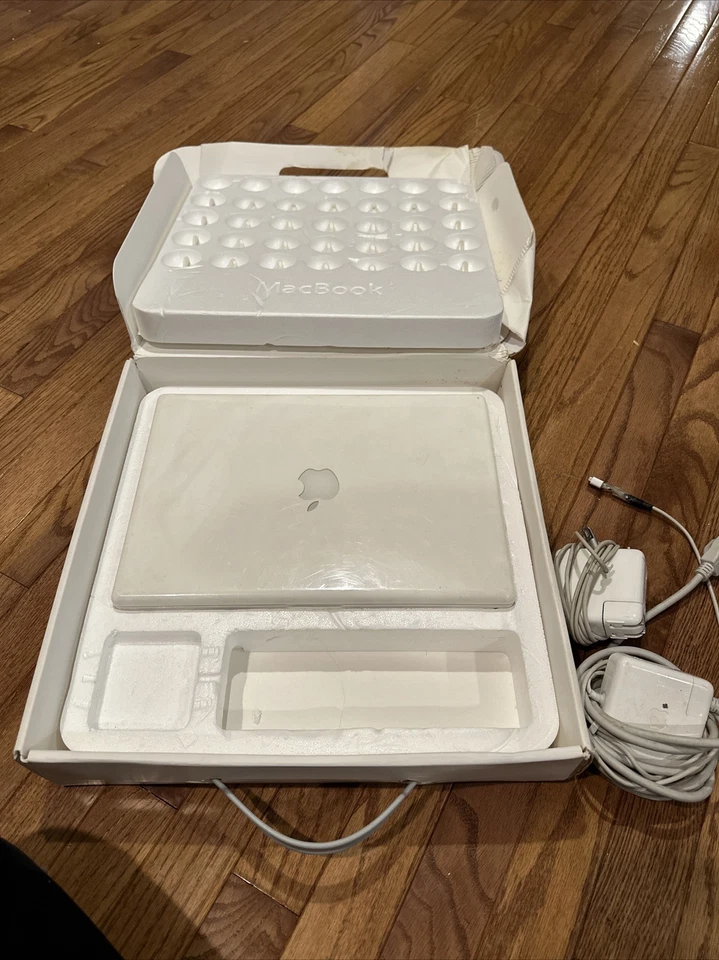 Ноутбук Apple Macbook 13 дюймов | A1181 | 2,0 ГГц | твердотельный накопитель 128 ГБ | RAM 4 ГБ | с коробкой - Изображение 2 из 4