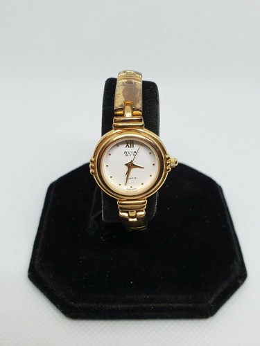 Reloj de vestir pulsera para damas avia q&v tono dorado, cara blanca y manos doradas.#145. - Imagen 2 de 9