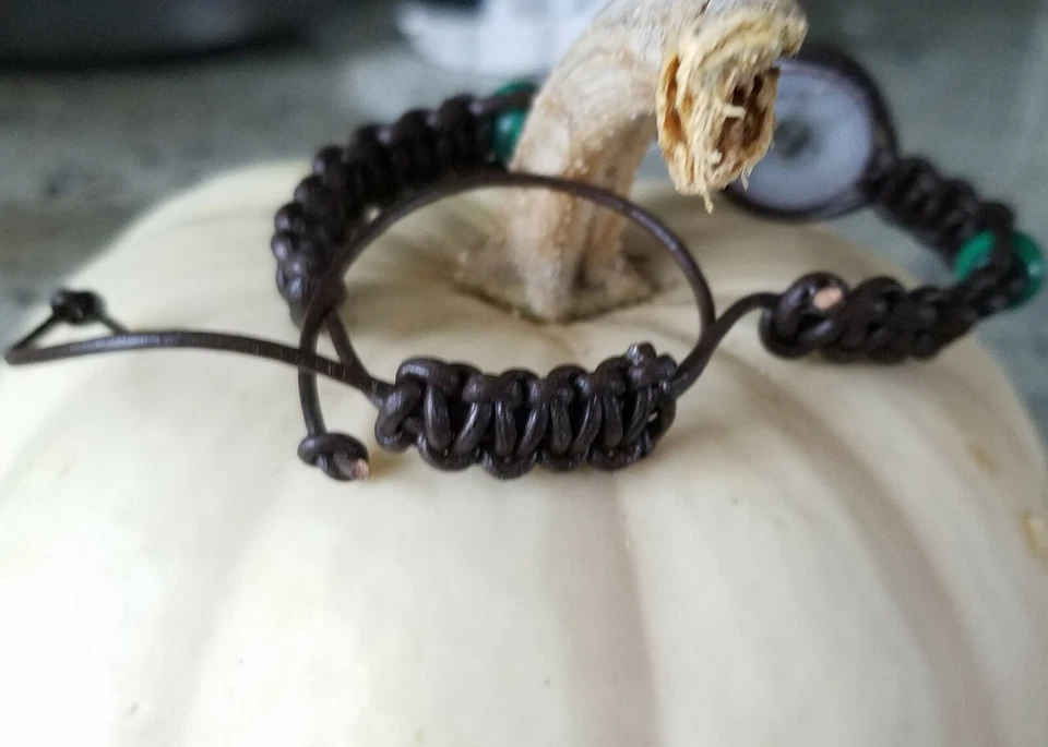 Pulsera Herters Shot Shell calibre 12 con cordón de cuero marrón y cuentas de malaquita Foto 4 de 4