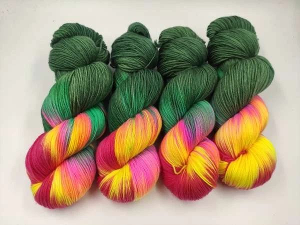 EINÖDWOLLE handgefärbte Einöder Merino Socke 100 g - UNTERM WEIHNACHTSBAUM - Dezember 2025