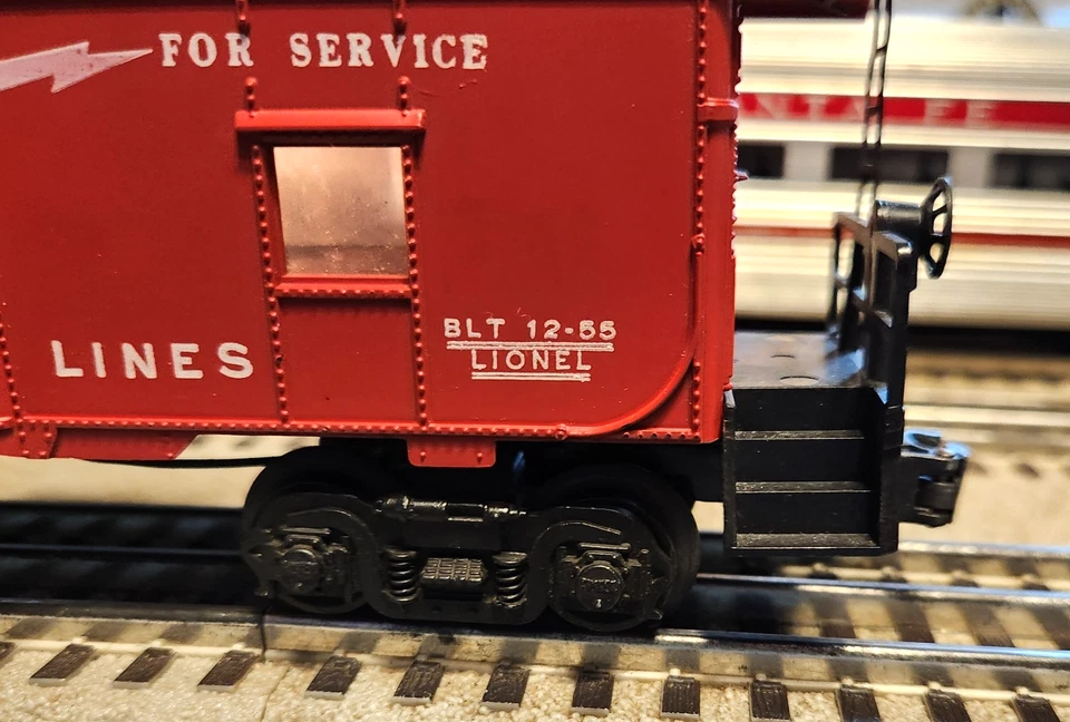 Lionel 6517 BAY WINDOW CABOOSE IN GOOD CONDITION WITH UNDER SCORED LETTERING. - Image 2 of 4