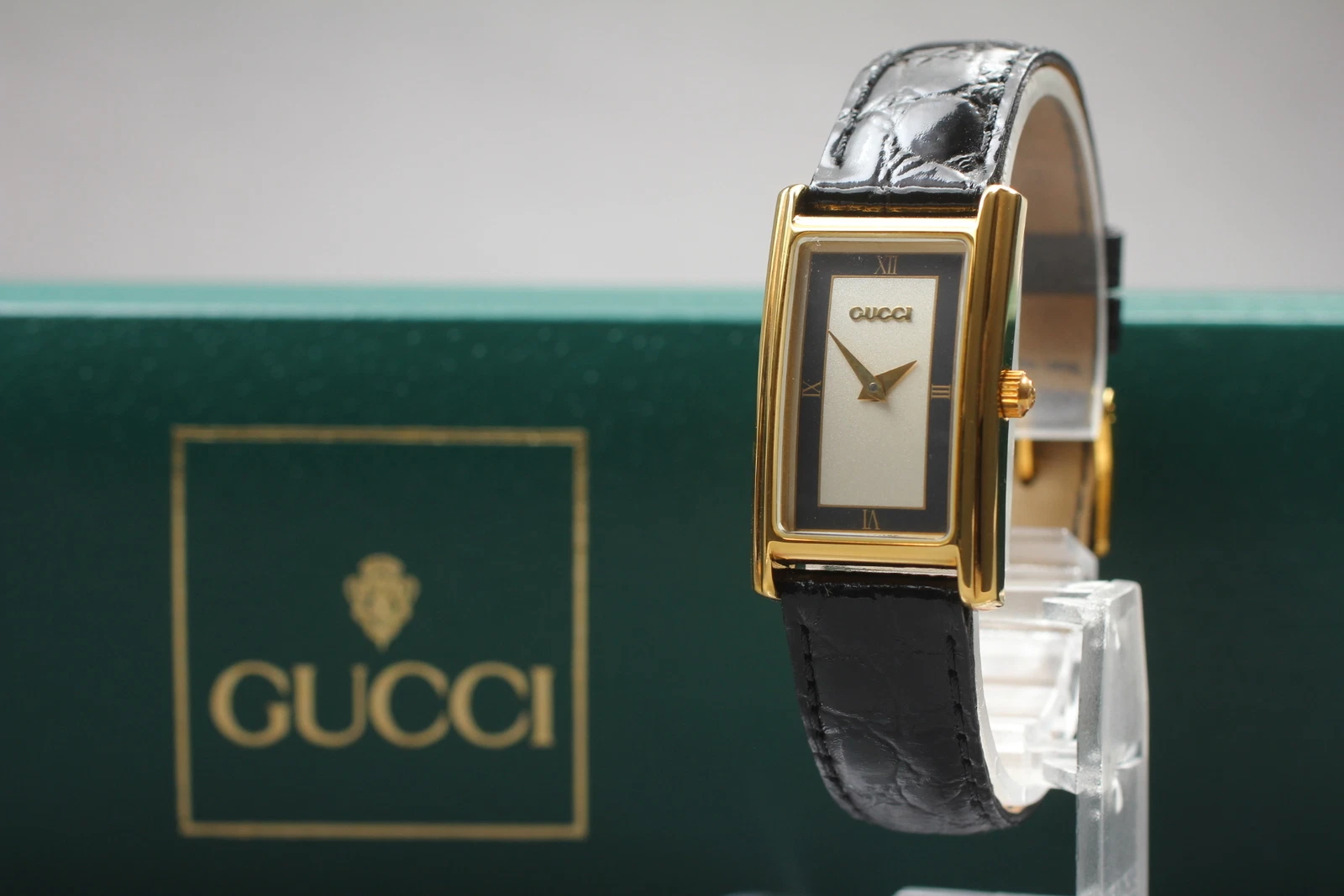 Montre femme neuve Batt [presque comme neuve / boîte, papiers] GUCCI 2600L réservoir noir quartz