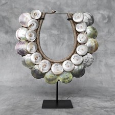 Collana decorativa di conchiglie su supporto della Papua Nuova Guinea