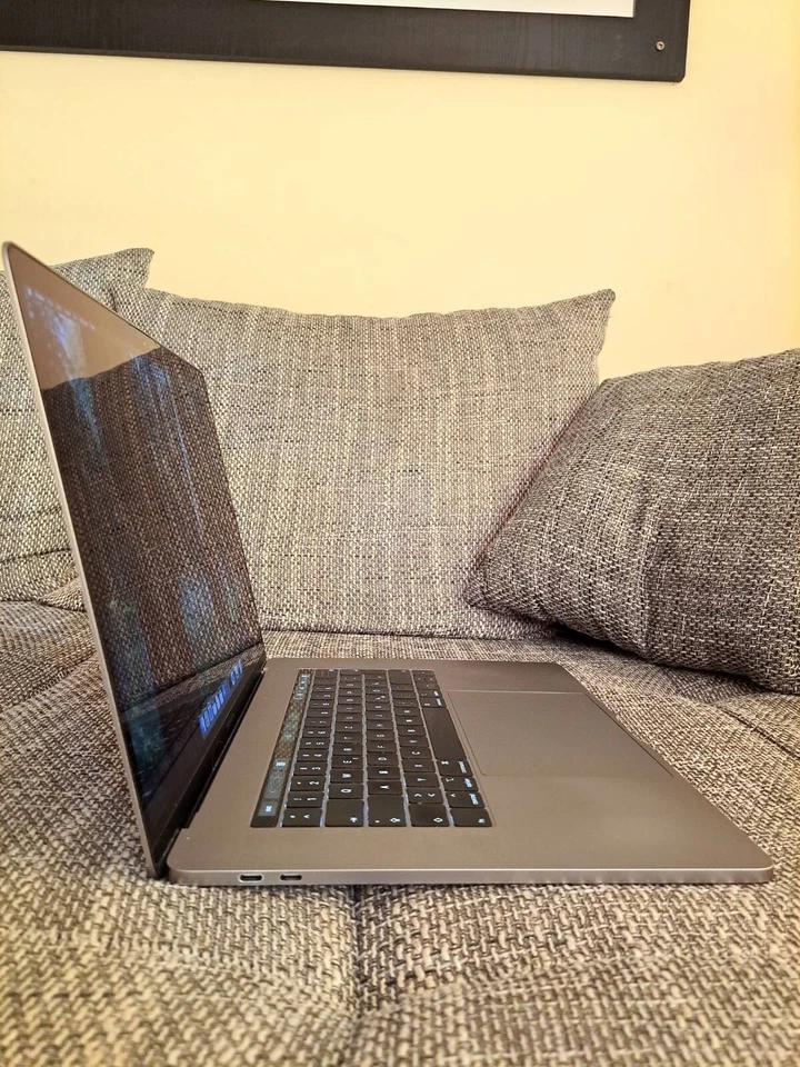 Apple MacBook Pro 15" 2018 (2.2 GHz 6-Core i7 / 16 GB RAM / 256 GB / DE) A1990 - Bild 3 von 4