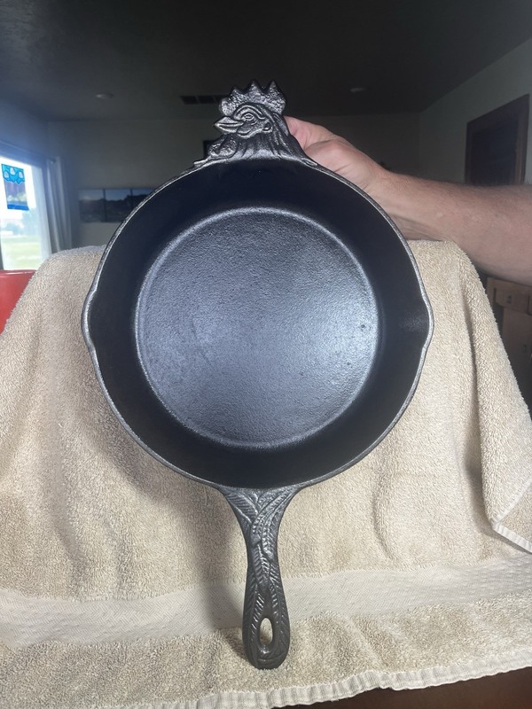 2005 Arthur Court Cast Iron 12” Rooster double pour Frying Pan. 