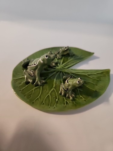 HTF Hagen Renaker Miniature Tree Frog Mama w Stripes And 2 Babies W Lilly Pad - Picture 3 of 6