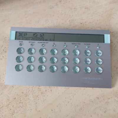 Karmann Tischrechner Taschenrechner Büro Rechner Kalender Welt Uhr Wecker silber