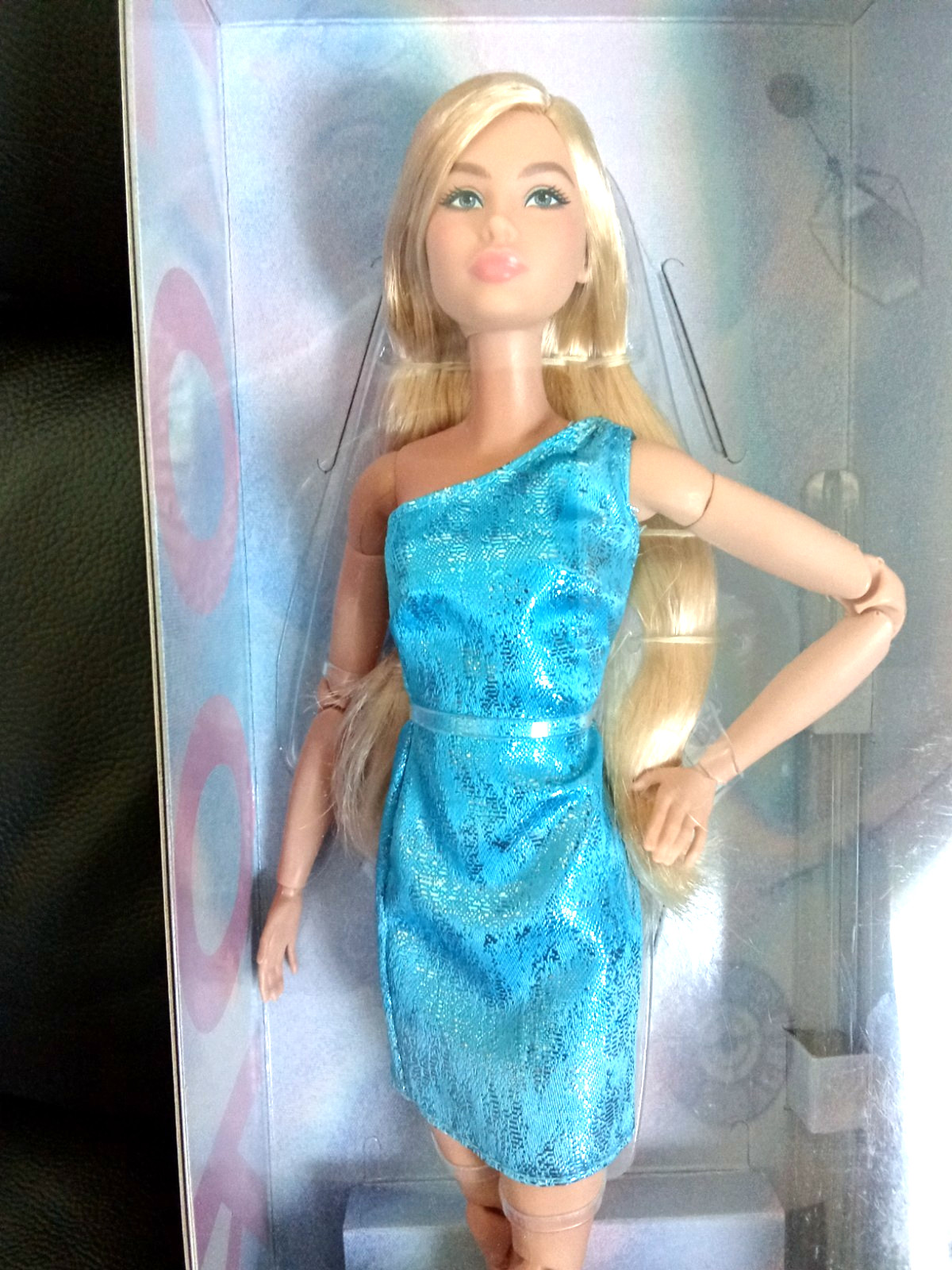 Barbie Looks #23 HRM15 Poupée de Collection ultra-articulée avec socle et tenue luxe