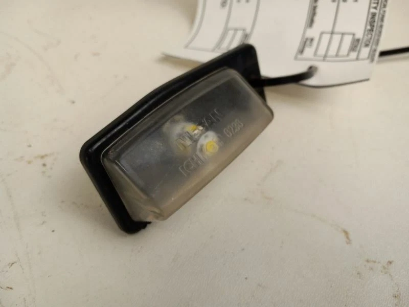 Nissan Sentra 2010 maletero matrícula lámparas Foto 3 de 4