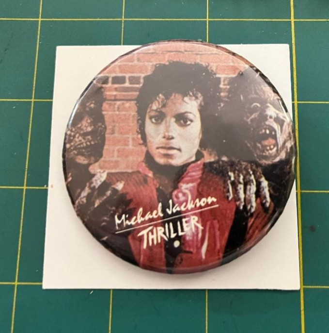 VINTAGE **MICHAEL JACKSON THRILLER*/ Pinback Button Music Album Souvenir