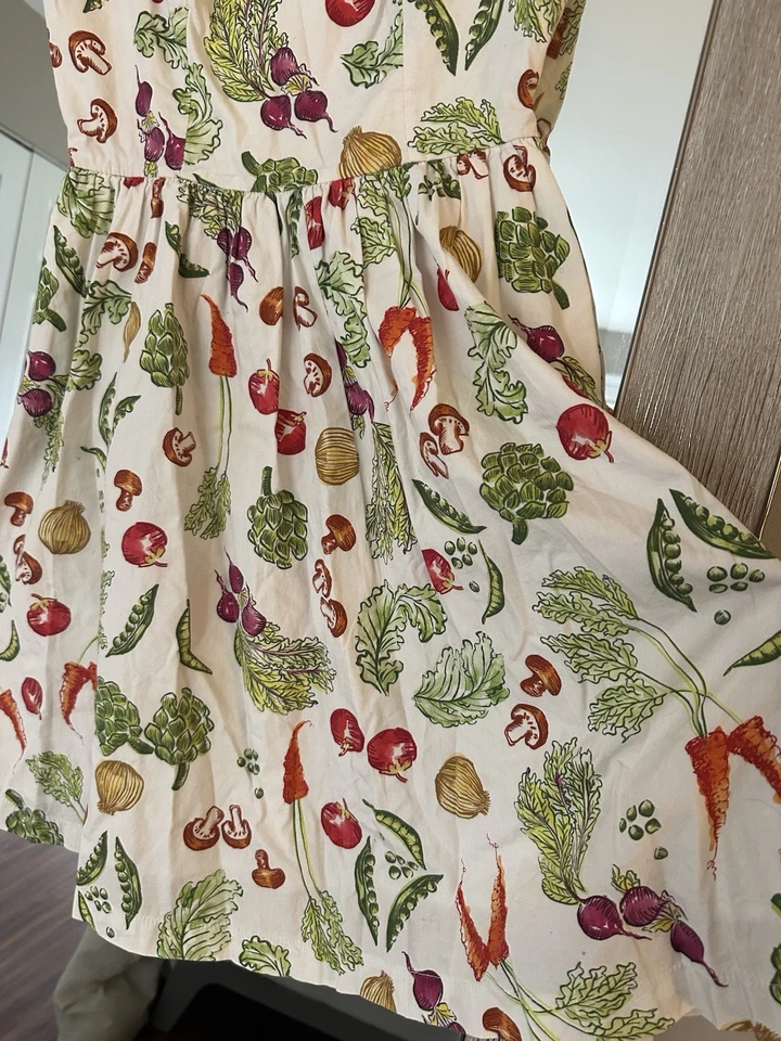 Mini Vestido ModCloth Blanco Cuello en V Jardín Vegetales Talla Pequeña Foto 2 de 4