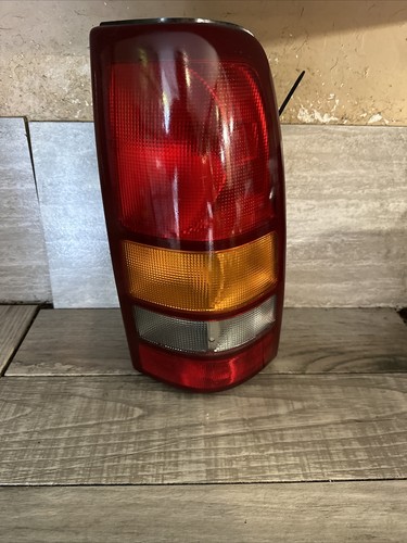 ✅ 2000 2001 2002 2003 Suburban 1500 Right Passenger Side Tail Light OEM