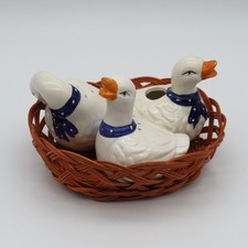 Vintage Gew&uuml;rzstreuer Set 3 G&auml;nse Porzellan mit Korb Salz Pfeffer Deko