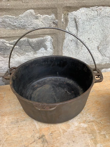 Wagner Ware Sidney 1268-4 Cast Iron Cauldron Soup Pot Dutch Oven 10x4" W/ Handle