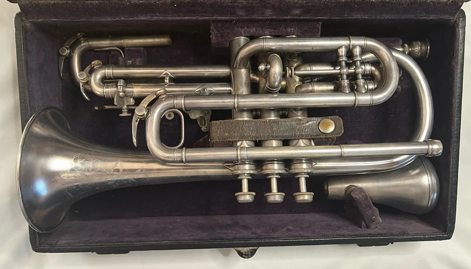 Corneta C. G. Conn Bb plateada 1907 RARA completa con carta Conn coleccionable Foto 2 de 4