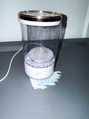 Electric Makeup Brush Cleaner Rotating Holder Water Reservoir White/Clear