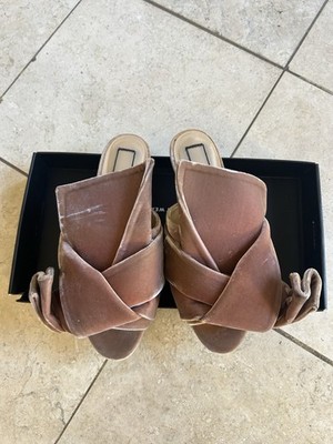 N21 Bow Dirty Pink Velvet Slip On Sandals Size 6M