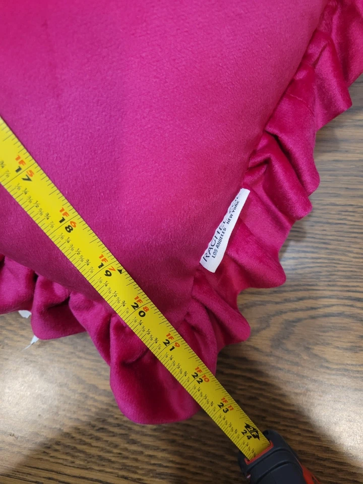 Rachel Zoe 心形荷叶边粉色装饰天鹅绒枕头-大号 — 第 3/4 张图片