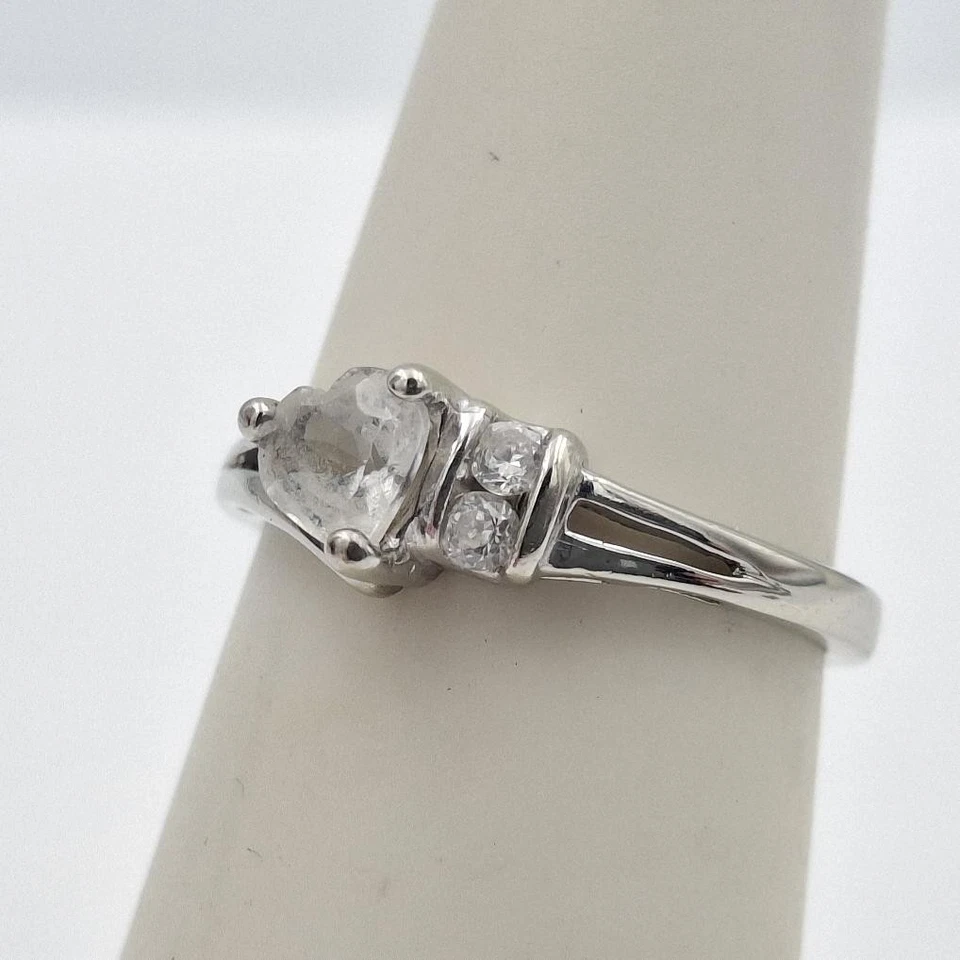 10K Solid White Gold Heart & Round Cubic Zirconia CZ Split Shank Ring Size 5.25 - Image 3 of 4