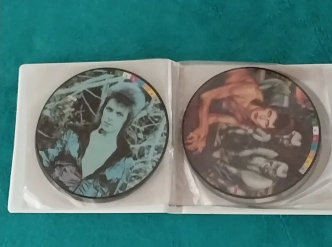 DAVID BOWIE FASHIONS 10 7" BOX SET IN PLASTIC WALLET - image 4 of 4