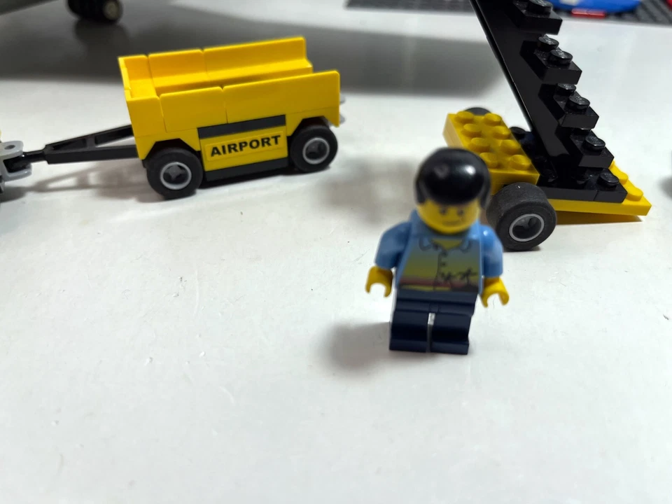 LEGO City: Plane and tower only from 7894 + airport only from 3182 See descript - Image 3 of 4
