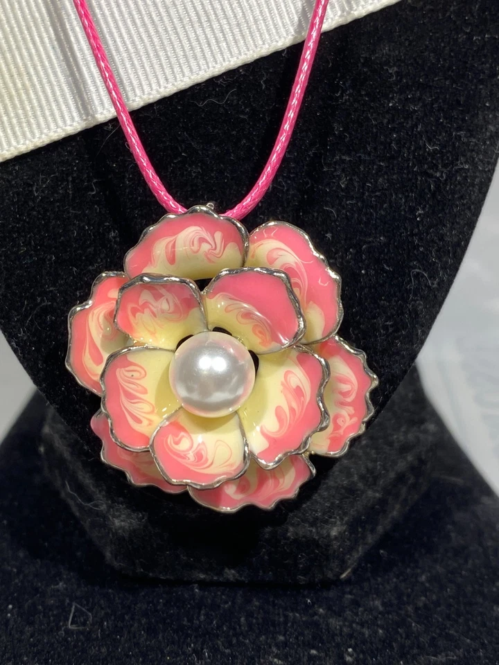 BETSEY JOHNSON REMOLINADO ROSA/BLANCO ESMALTE Y PERLA CAMELIA PLATA PRENDEDOR/COLGANTE Foto 3 de 4