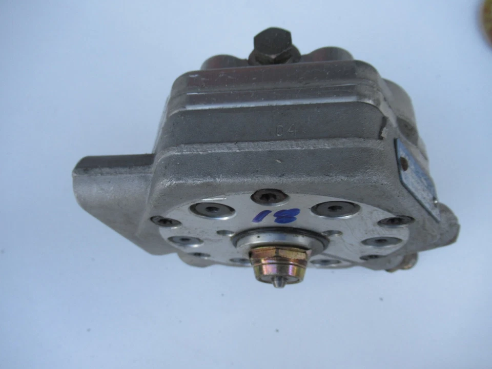Mercedes Benz 300SL 300CE 3.0L Fuel Distributor 0438101044 - Imagem 3 de 4