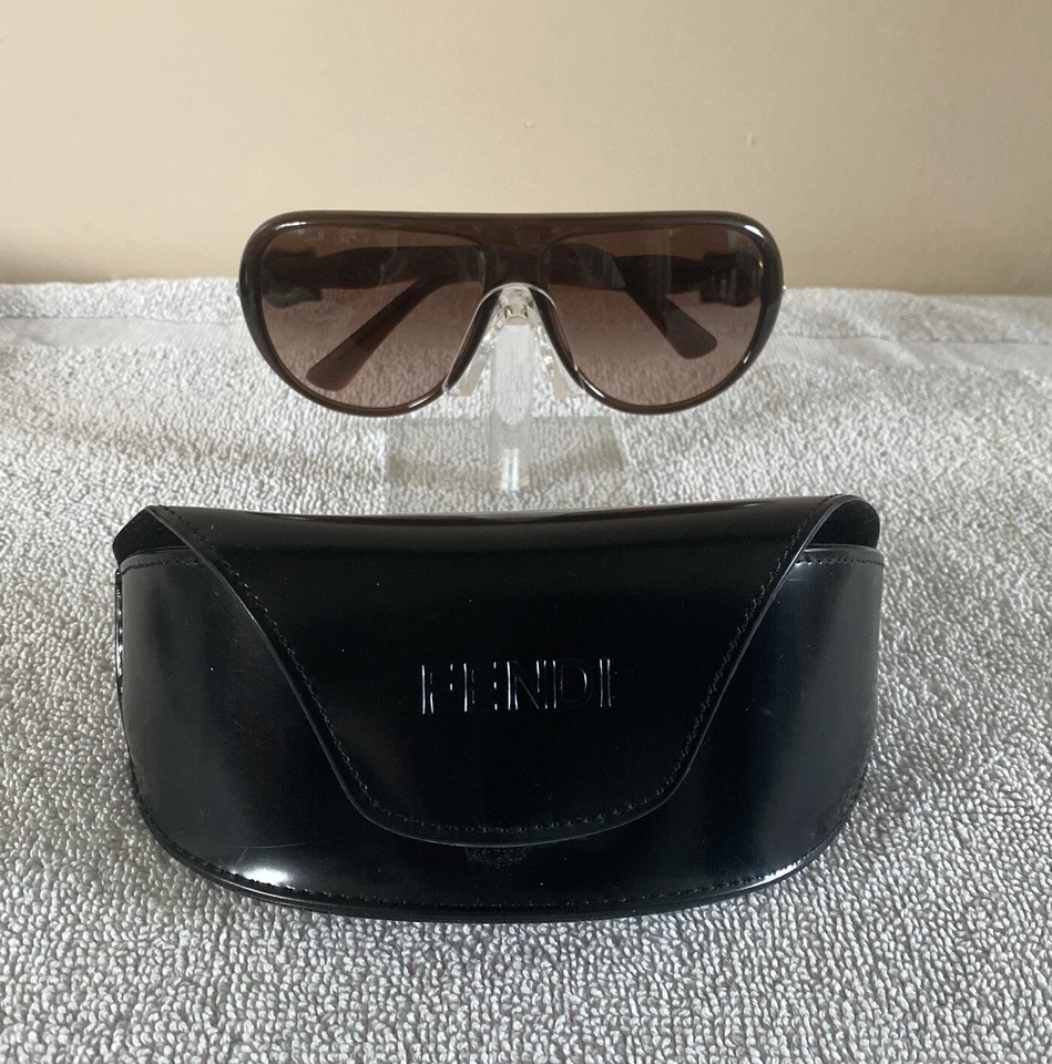 Gafas de sol Fendi Cold Insert Shield FS5068 61-13 con detalles de hebilla dorada