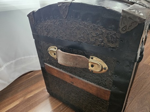 Antique Victorian Steamer Trunk Dome Top With Embossed Tin. - Picture 5 of 8