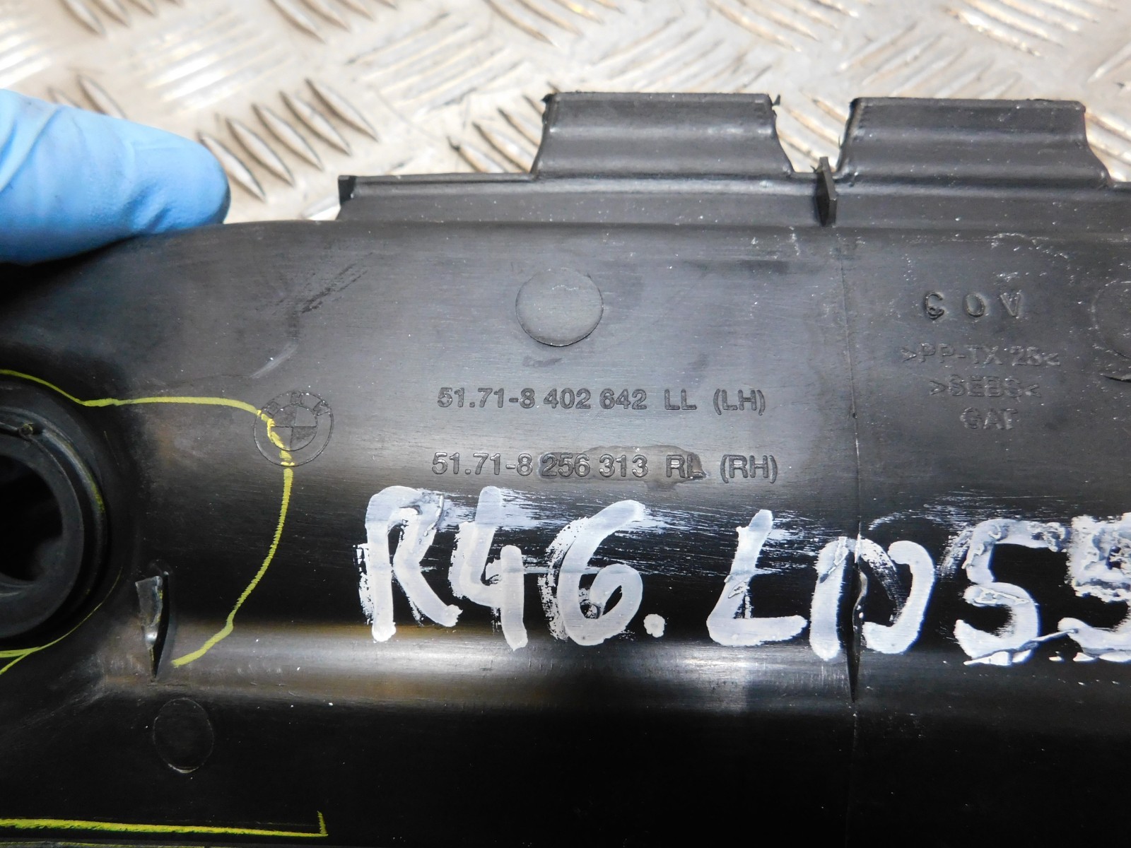 8402642 Bmw X5 Series E53 Cover Windshield Wiper Trim Front Windscreen Cover thumbnail 2