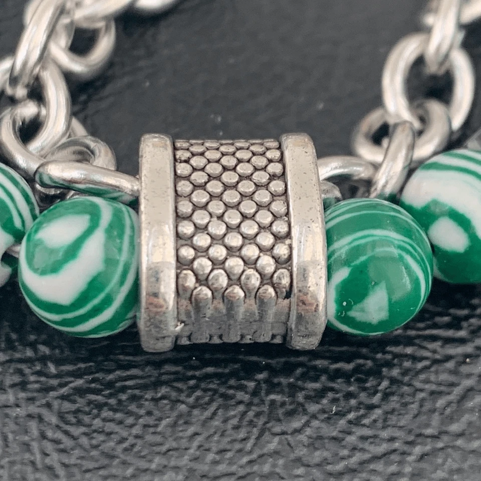 Pulseira masculina de contas verde malaquita e hematita preta com corrente tom prata - - Imagem 2 de 4