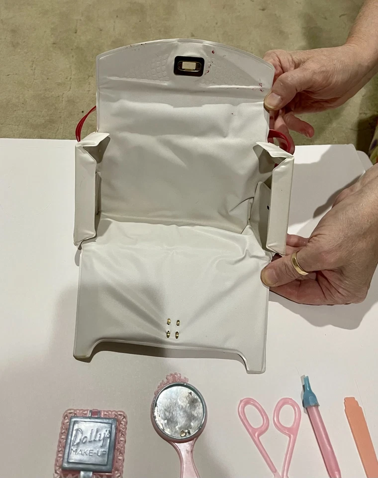 Conjunto de vaidade de brinquedo original Hasbro com estojo década de 1960 maquiagem/cabelo/unhas para meninas - Antigo raro - Imagem 3 de 4