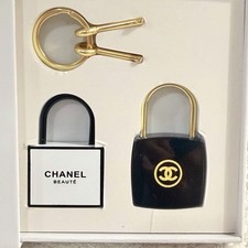 CHANEL BEAUTE La Collection Set 2 pezzi lucchetto e chiave pad novità GWP - NUOVO CON SCATOLA/SIGILLATO!