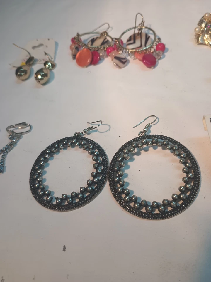 (1) Lote de pendientes grandes vintage usados en su mayoría pares algunos por sí mismos 1 pequeño Foto 3 de 4