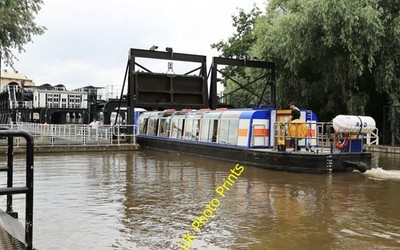 Foto 6x4 Betreten des Caissons Northwich Ein touristisches Ausflugsboot (Bateau c2016
