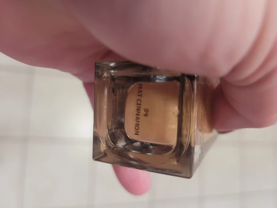 Givenchy Matissime Velvet Matte Liquid Foundation 09 Mat Cinnamon SPF 20 - Image 3 of 3