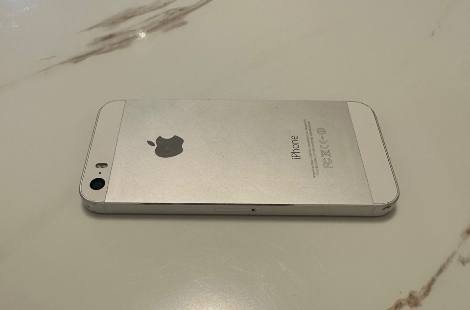 Apple iPhone 5s - 16GB, 32GB, 64GB - ALL COLORS Unlocked/AT&amp;T/T-Mobile ...