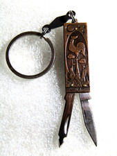 Mini cuchillo plegable vintage URSS llavero gallo en los techos de Tallin