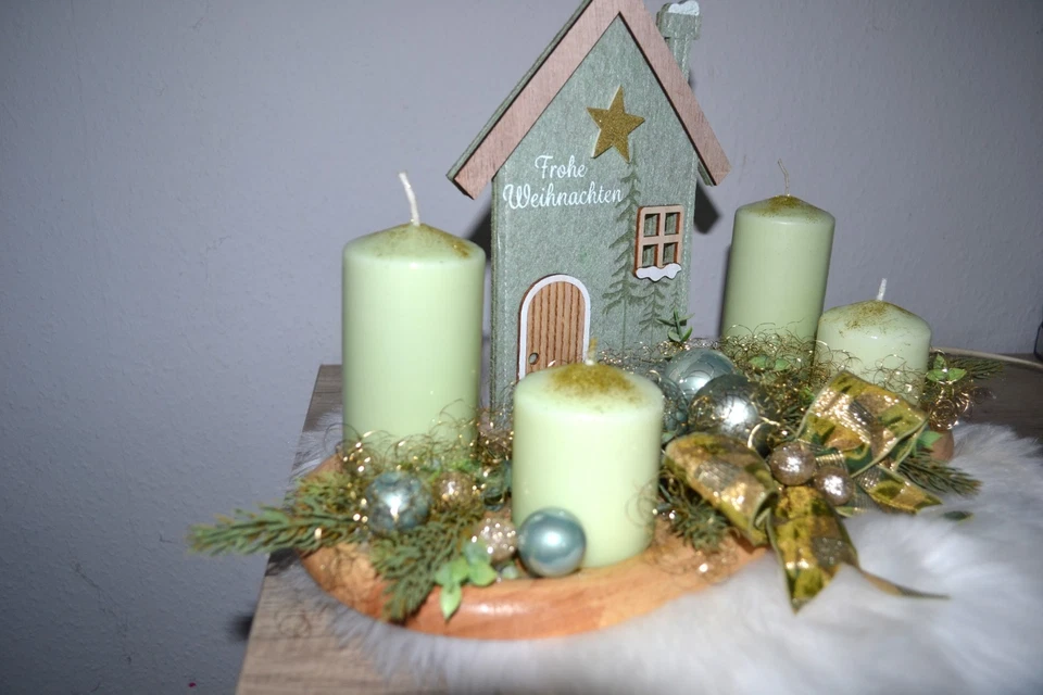 Adventskranz  Adventsgesteck auf Holztablett mit Haus 38 cm grün künstlich - Bild 4 von 4